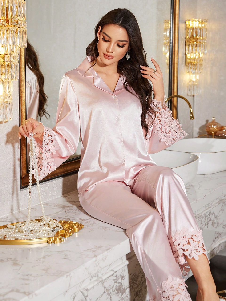 بيجاما ساتان فاخرة مزينة باكمام غبير